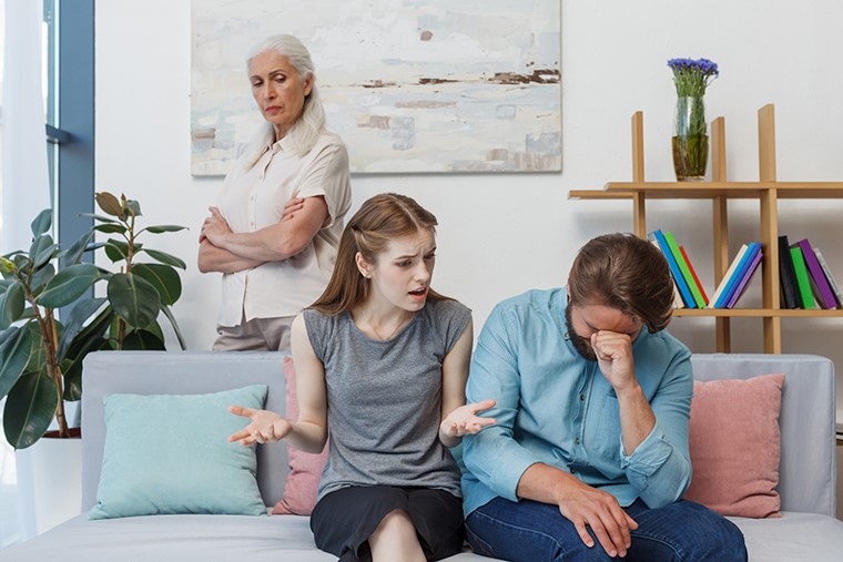 家族が自己破産した場合の他の家族への影響とは？